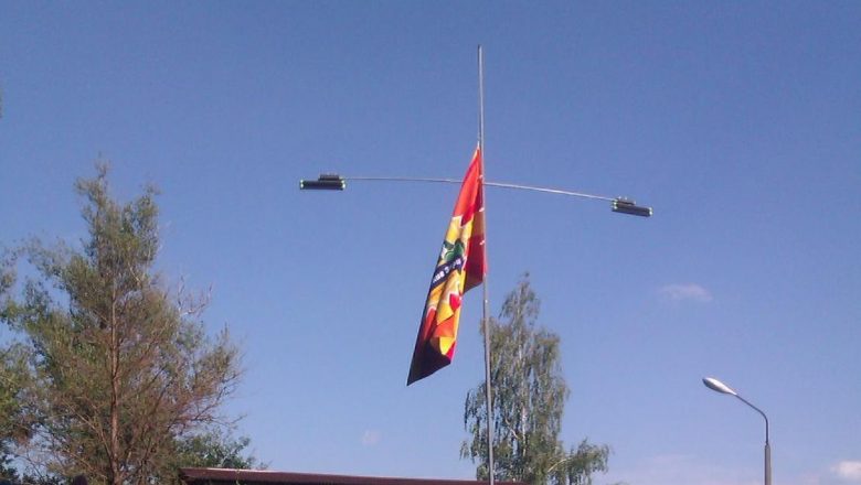 Мачта с  двумя фонарями и флагштоком.