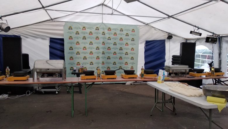 Столы и стулья и оборудование для банкета, праздника.